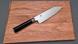 Coffret Kai Shun Classic - Couteau japonais santoku 18 cm + planche à découper Kai