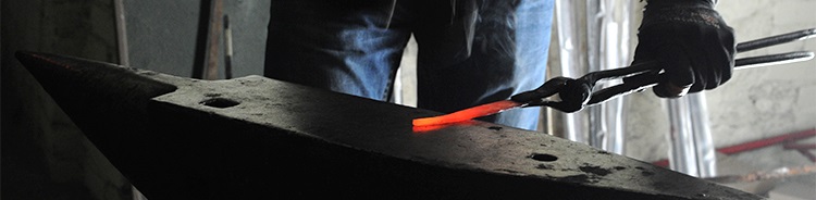 Forgeage d'une barre de métal pour réaliser un couteau