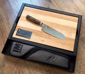 COFFRET KAI SHUN PREMIER TIM MÄLZER COUTEAU SANTOKU 18 CM AVEC ÉTUI & PLANCHE FRENE